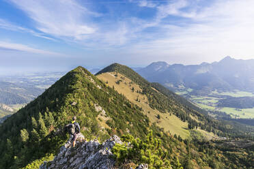 Männlicher Wanderer bewundert die Aussicht vom Gipfel des Aiplspitz - FOF12972