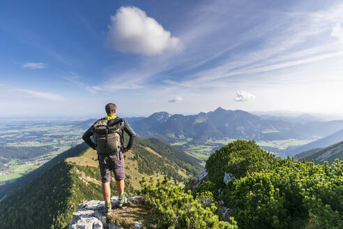 Männlicher Wanderer bewundert die Aussicht vom Gipfel des Aiplspitz - FOF12973