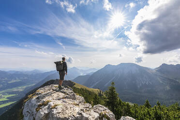 Männlicher Wanderer bewundert die Aussicht vom Gipfel des Aiplspitz - FOF12980