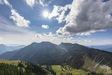 Sommersonne über einem Tal in den Alpen - FOF12981