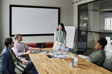 Eine multiethnische Gruppe von Geschäftskollegen tauscht bei einem Treffen im Büro Ideen aus - DSHF00206
