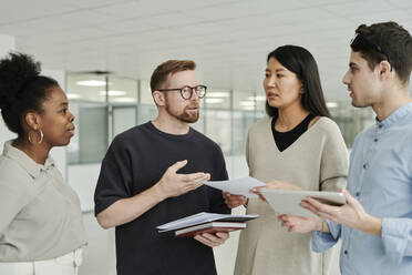 Geschäftskollegen, die im Büro miteinander den Finanzbericht besprechen - DSHF00233