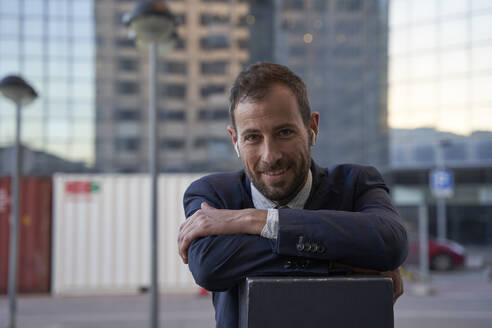 Smiling businessman with arms crossed - VEGF05480