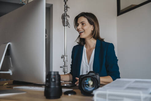 Überraschender Fotograf bei der Arbeit am Desktop-PC im Studio - MFF08854