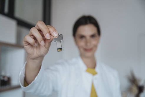 USB-Stick wird von einer Ärztin in der Klinik gehalten - MFF08882
