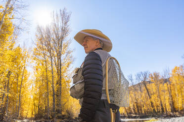 USA, Idaho, Bellevue, Älterer Angler in Herbstlandschaft - TETF01379