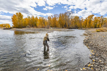 USA, Idaho, Bellevue, Ältere Frau beim Fliegenfischen im Big Wood River im Herbst - TETF01399