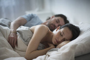 Ehepaar schläft nachts zusammen im Bett - TETF01413