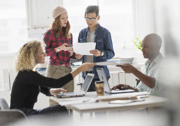 Freunde, die im Büro arbeiten - TETF01421