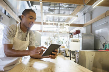 Bäckereibesitzer nutzt digitales Tablet - TETF01438