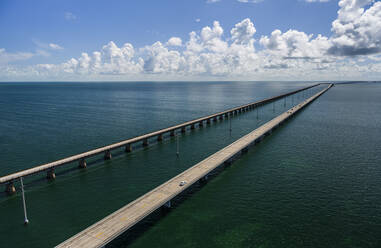 Luftaufnahme der Seven Mile Bridge auf den Florida Keys, USA - TETF01466