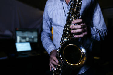 Saxophonist spielt Saxophon im Aufnahmestudio - JRFF05352