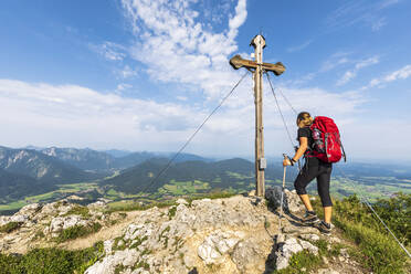 Wanderin vor dem Bockstein-Gipfelkreuz stehend - FOF12994