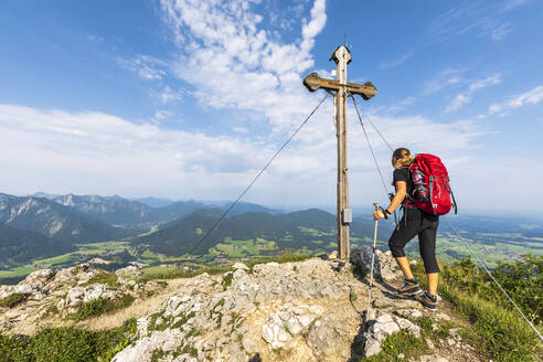 Wanderin vor dem Bockstein-Gipfelkreuz stehend - FOF12994