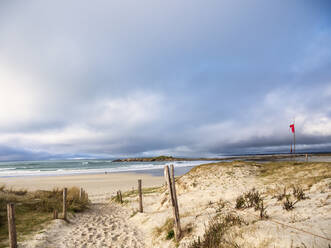 Bewölkter Himmel über dem Strand der Landzunge Pointe de la Torche - LAF02759