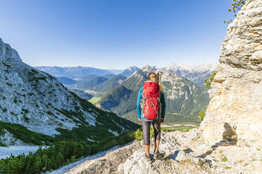 Wanderin bewundert die Aussicht auf die Große Arnspitze - FOF12996