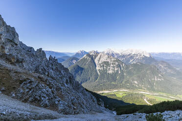 Blick auf die Grosse Arnspitze mit Wettersteinwand, Rotplattenspitze und Wettersteinspitze im Hintergrund - FOF12997