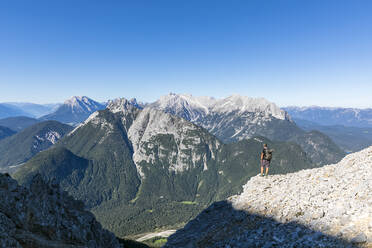 Male hiker admiring view of Grosse Arnspitze - FOF12998