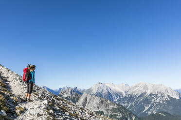Wanderin bewundert die Aussicht auf die Große Arnspitze - FOF13000