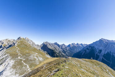 Clear sky over Brunnensteinspitze and Tiroler Hutte retreat - FOF13002