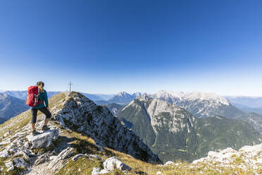 Wanderin bewundert die Landschaft von einem Berggipfel aus - FOF13005