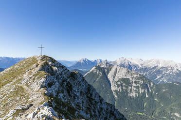 Klarer Himmel über dem Gipfelkreuz der Brunnensteinspitze - FOF13006