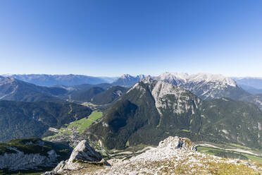 Blick auf die Grosse Arnspitze mit Wettersteinwand, Rotplattenspitze und Wettersteinspitze im Hintergrund - FOF13009