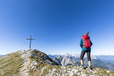 Wanderin mit Blick auf das Gipfelkreuz der Brunnensteinspitze - FOF13010