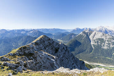 Blick auf Achterkopfe mit Wettersteinwand, Rotplattenspitze und Wettersteinspitze im Hintergrund - FOF13011