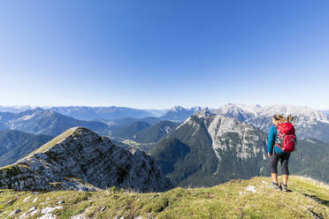 Female hiker admiring view of Brunnensteinspitze - FOF13012