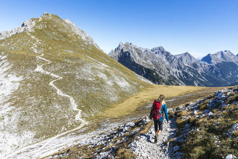 Wanderin beim Abstieg von der Brunnensteinspitze im Sommer - FOF13014