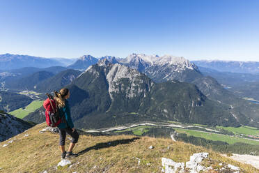 Female hiker admiring view of Grosse Arnspitze - FOF13015