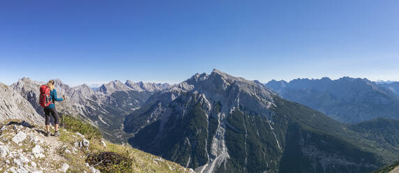 Wanderin bewundert die Aussicht auf den Mittenwalder Hohenweg im Sommer - FOF13021