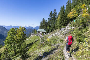 Wanderin bei der Ankunft auf der Brunnsteinhutte im Sommer - FOF13025