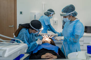 Chirurg mit Krankenschwestern bei der Operation eines Patienten im Operationssaal eines Krankenhauses - DLTSF02847