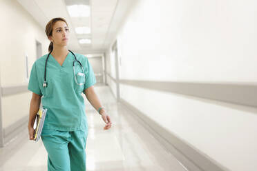 Junge Ärztin im Krankenhauskorridor - TETF01489