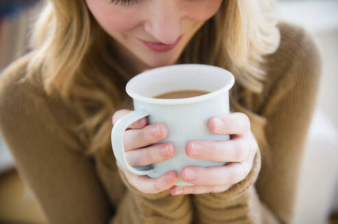 Frau hält Kaffeetasse - TETF01491