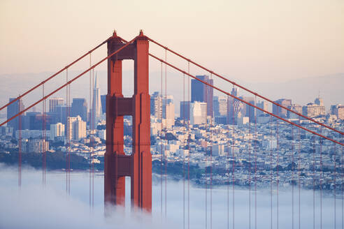 USA, Kalifornien, San Francisco, Golden Gate Bridge im Nebel - TETF01500