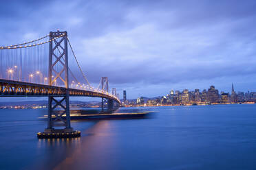 USA, San Francisco, Stadtsilhouette mit Golden Gate Bridge - TETF01501