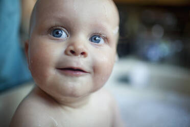 Porträt eines kleinen Mädchens (2-5 Monate) in der Badewanne - TETF01502