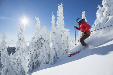 Reife Frau auf Skipiste bei Sonnenlicht - TETF01507