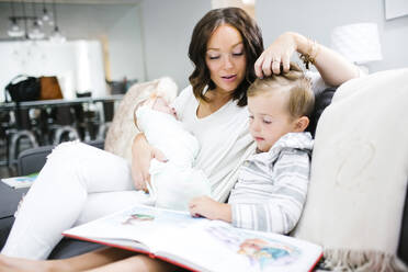 Frau verbringt Zeit mit Kindern (0-1 Monate, 4-5) - TETF01529