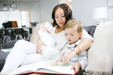 Frau verbringt Zeit mit Kindern (0-1 Monate, 4-5) - TETF01530