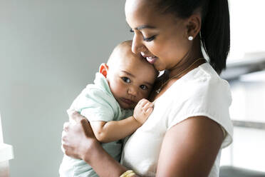Porträt einer Mutter mit einem kleinen Jungen (2-5 Monate) - TETF01531