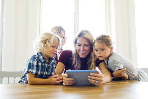 Mutter und Kinder (4-5, 6-7, 8-9) mit digitalem Tablet - TETF01539