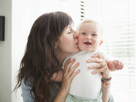 Junge Mutter küsst kleinen Jungen (6-11 Monate) - TETF01543