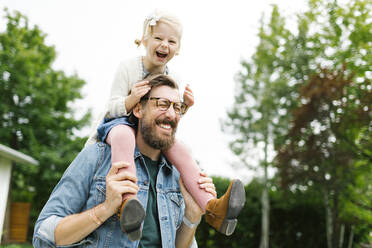 Father giving daughter piggyback ride - TETF01552