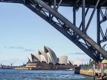 Australien, New South Wales, Sydney, Teil der Brücke mit Sydney Opera House im Hintergrund - TETF01557