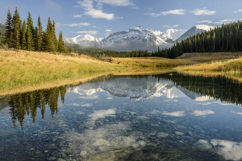 Kanada, Alberta, Banff, Bergspitze spiegelt sich im See - TETF01565