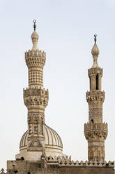 Mittelalterliche traditionelle Al-Azhar-Moschee mit hohen ornamentalen Minaretten und Balkonen an einer Straße gegen den wolkenlosen Himmel in Ägypten - ADSF34042